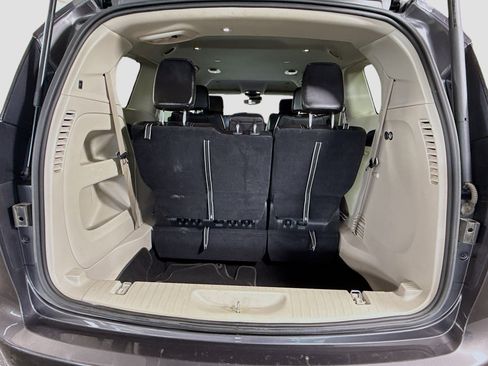 Used 2023 Chrysler Pacifica Touring-L image 33