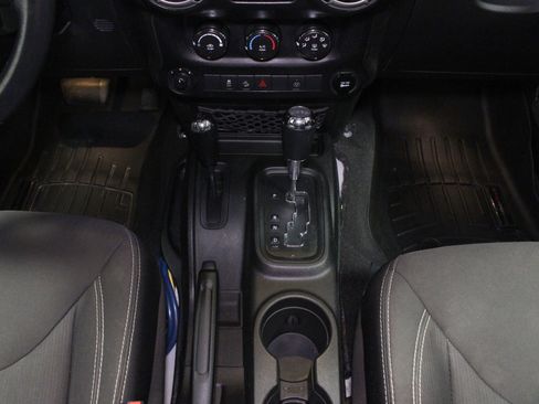 Used 2016 Jeep Wrangler Unlimited Rubicon w/ Connectivity Group AWD/4WD image 18