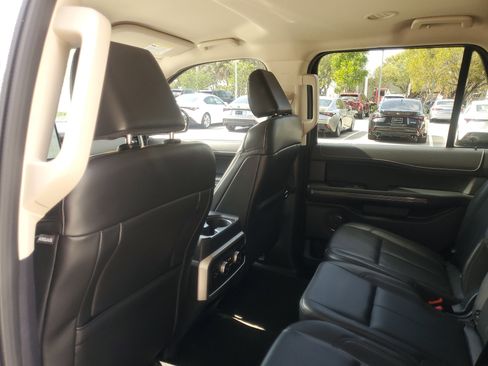 Used 2023 Ford Expedition XLT image 12