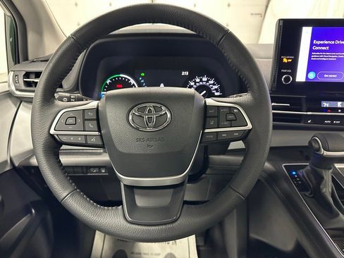Used 2025 Toyota Sienna XLE image 19