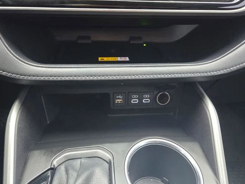 Used 2023 Toyota Highlander XLE image 19