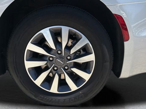 Used 2024 Chrysler Pacifica Limited FWD image 37