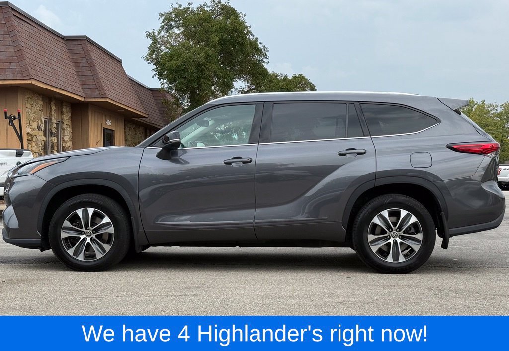 Used 2021 Toyota Highlander XLE AWD/4WD image 2