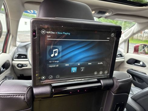 Used 2020 Chrysler Pacifica Limited w/ Advanced Safetytec Group FWD image 31