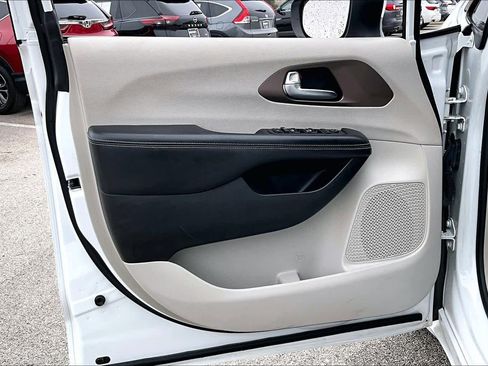 Used 2021 Chrysler Voyager Lxi image 21