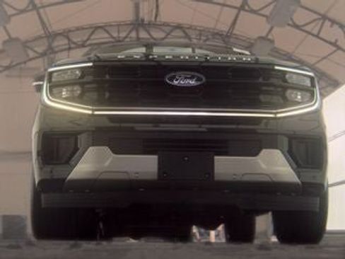 Used 2025 Ford Expedition Platinum w/ Driver's Package AWD/4WD image 4