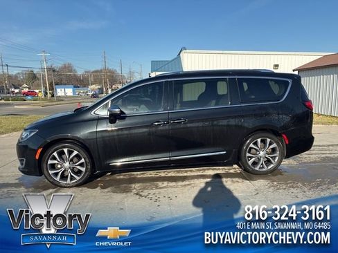 Used 2018 Chrysler Pacifica Limited w/ Tire & Wheel Group image 1