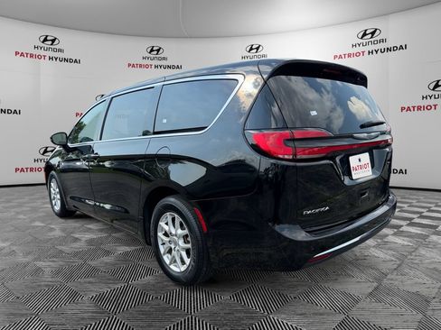 Used 2025 Chrysler Pacifica Select FWD image 5