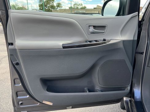 Used 2017 Toyota Sienna XLE w/ XLE Navigation Package FWD image 12