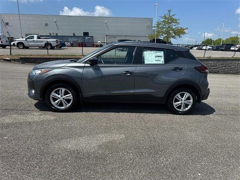 New 2025 Nissan Kicks Play S image 7