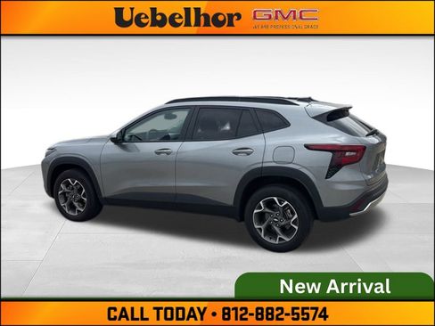Used 2025 Chevrolet Trax LT w/ LT Convenience Package FWD image 9