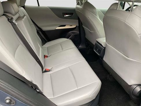 Used 2022 Toyota Venza LE image 26