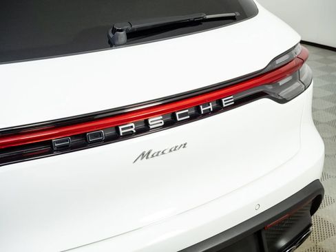 Certified 2024 Porsche Macan AWD/4WD image 37