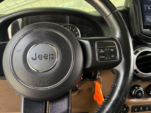 Used 2015 Jeep Wrangler Unlimited Sahara w/ Connectivity Group AWD/4WD image 23