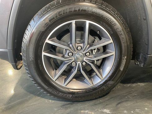 Used 2017 Jeep Grand Cherokee Limited w/ Luxury Group II image 9