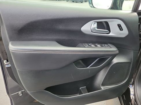 Used 2025 Chrysler Pacifica Limited FWD image 6