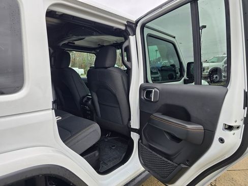 Used 2025 Jeep Wrangler Unlimited Sahara image 25
