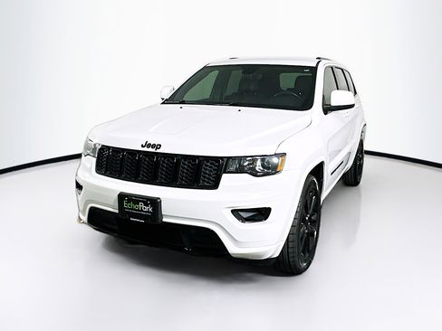 Used 2020 Jeep Grand Cherokee Altitude image 3
