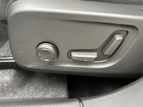 Certified 2025 Volvo XC40 B5 Core image 12