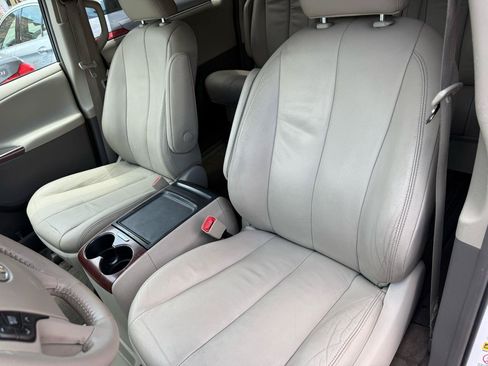 Used 2012 Toyota Sienna XLE w/ Entertainment Pkg FWD image 6