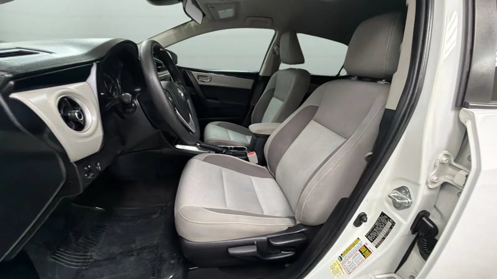 Used 2018 Toyota Corolla LE w/ Carpet Mat Package (TMS) FWD image 19