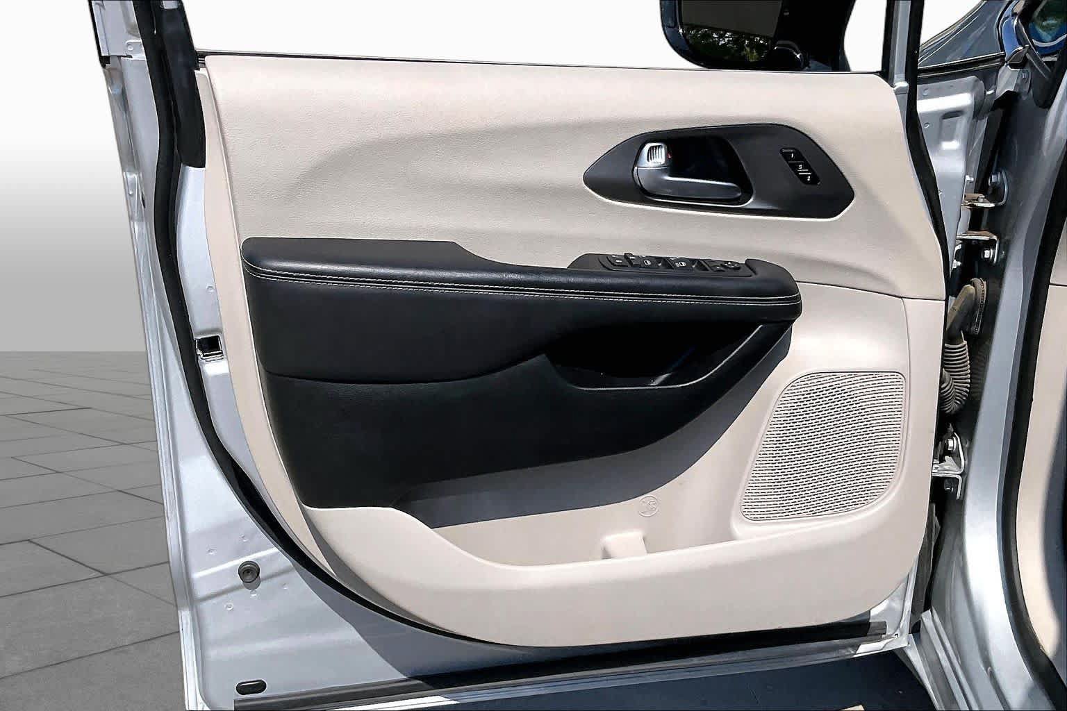 Used 2024 Chrysler Pacifica Touring-L FWD image 20