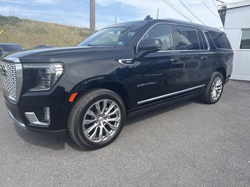 Used 2022 GMC Yukon XL Denali w/ Advanced Technology Package AWD/4WD image 7