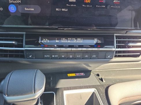 Used 2025 Toyota Sienna AWD image 20