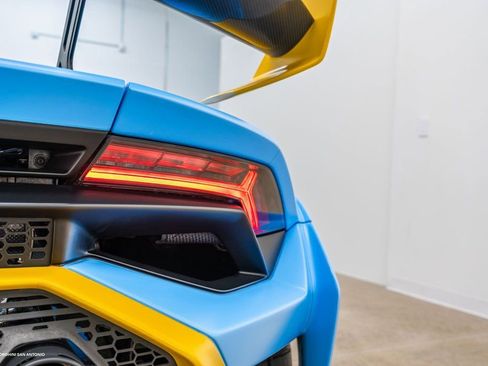 Used 2022 Lamborghini Huracan STO image 7
