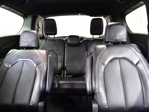 Used 2025 Chrysler Pacifica Select image 12