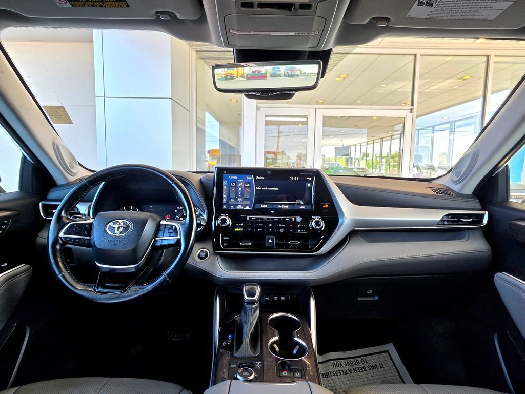 Used 2021 Toyota Highlander Platinum AWD/4WD image 12
