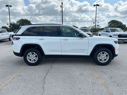 New 2025 Jeep Grand Cherokee Laredo w/ Luxury Tech Group I RWD image 6