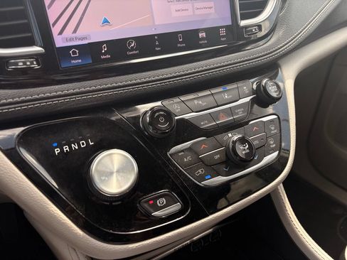 Used 2023 Chrysler Pacifica Limited FWD image 18