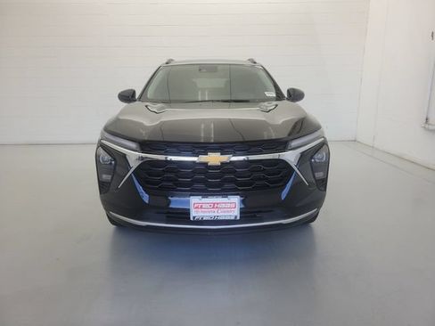 Used 2025 Chevrolet Trax LT w/ LT Convenience Package FWD image 3
