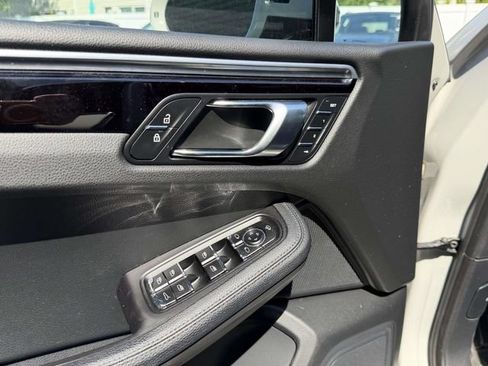 Certified 2023 Porsche Macan AWD/4WD image 21
