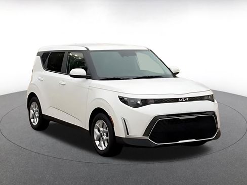 Used 2025 Kia Soul LX w/ LX Technology Package FWD image 3