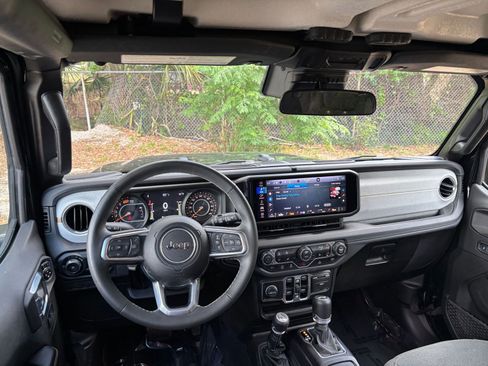 Used 2025 Jeep Wrangler Unlimited Sahara AWD/4WD image 34