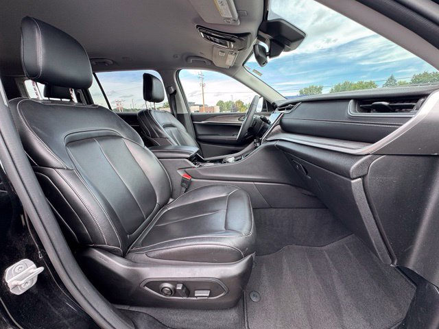 Used 2023 Jeep Grand Cherokee L Limited AWD/4WD image 12
