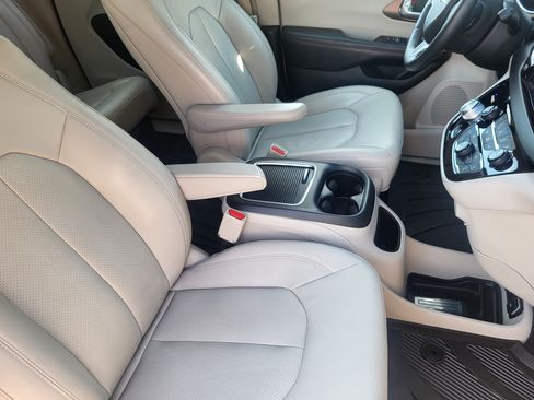 Used 2017 Chrysler Pacifica Touring-L Plus w/ Advanced Safetytec Group FWD image 13