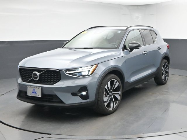Used 2023 Volvo XC40 B5 Ultimate w/ Climate Package AWD/4WD image 3
