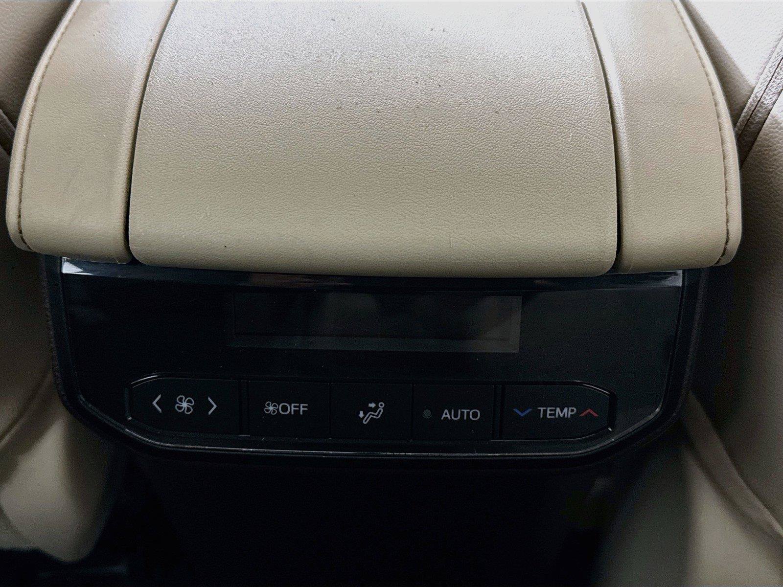 Used 2020 Toyota Highlander XLE AWD/4WD image 36
