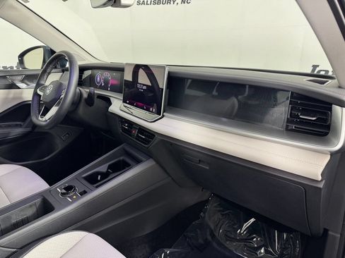 Used 2025 Volkswagen Tiguan SE w/ Panoramic Sunroof Package AWD/4WD image 40