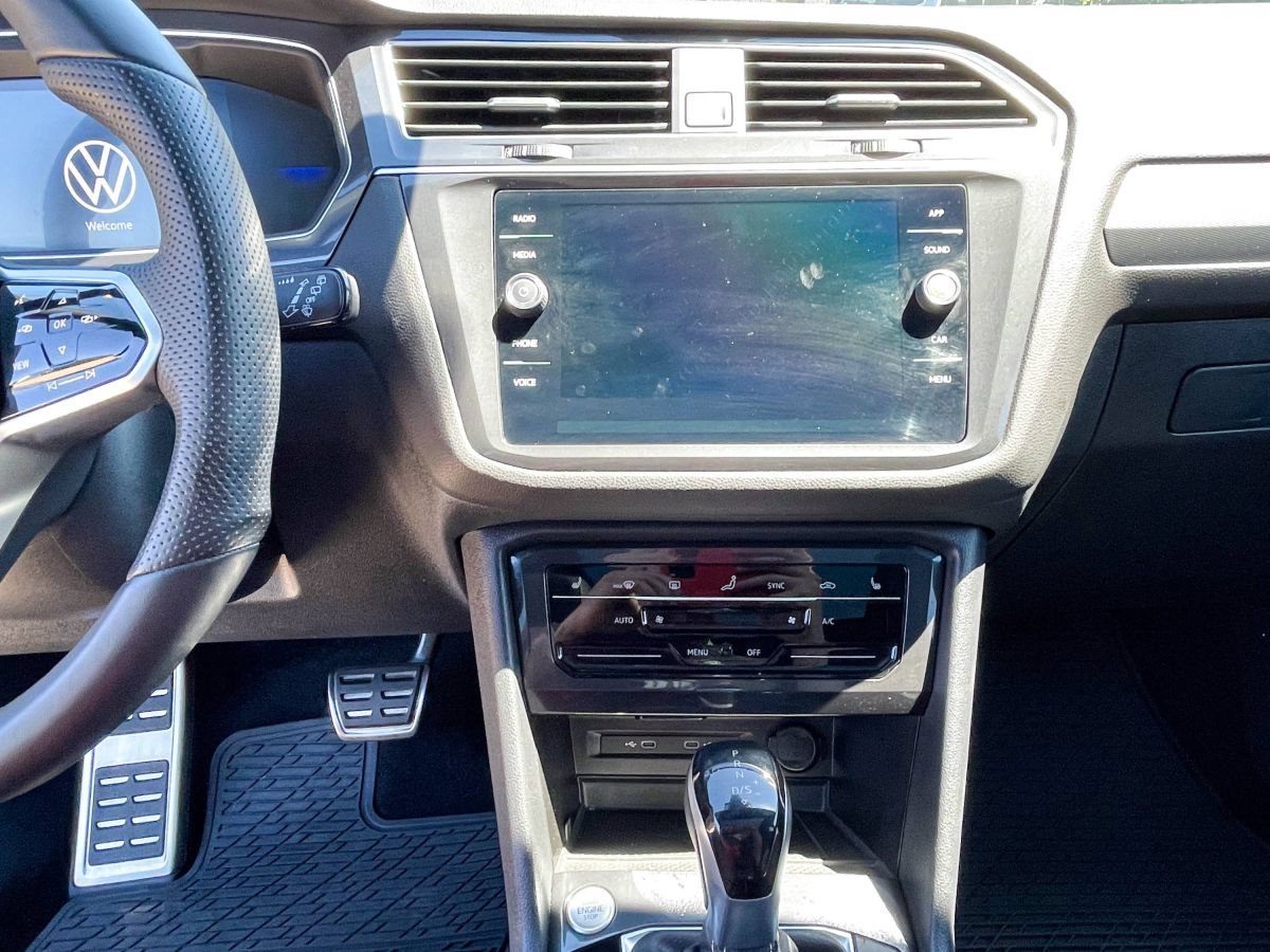 Used 2024 Volkswagen Tiguan SE R-Line FWD image 12