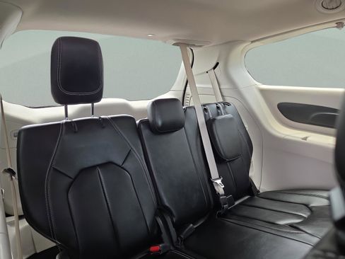 Used 2023 Chrysler Pacifica Touring-L FWD image 31
