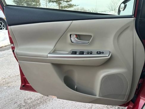 Used 2014 Toyota Prius V Five image 27