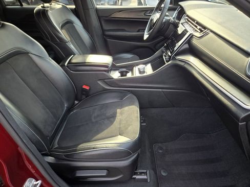Used 2024 Jeep Grand Cherokee Altitude AWD/4WD image 18