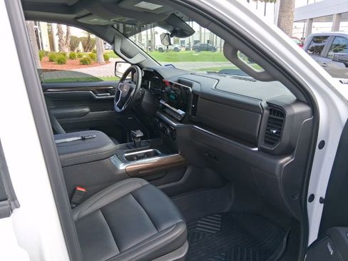 Used 2025 Chevrolet Silverado 1500 LT Trail Boss w/ LT Trail Boss Premium Package AWD/4WD image 11