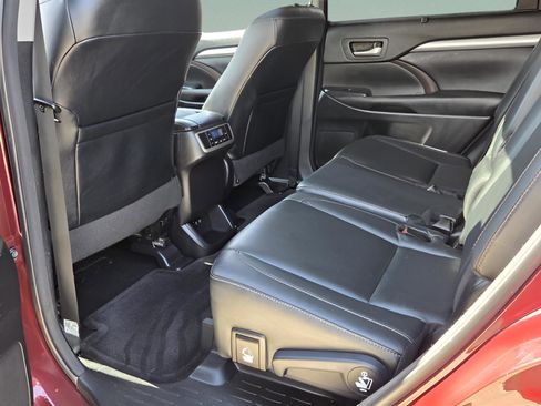 Used 2017 Toyota Highlander XLE image 11