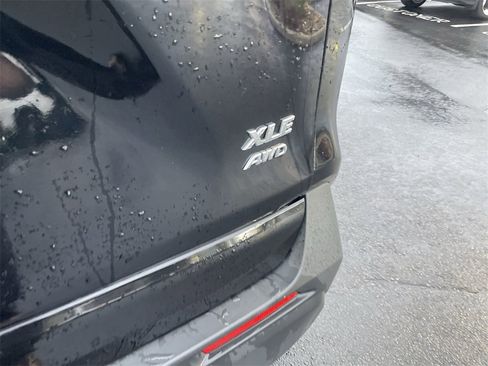 Used 2021 Toyota RAV4 XLE Premium image 6