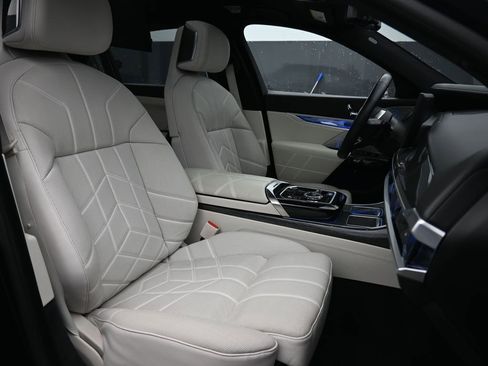 Used 2023 BMW i7 xDrive60 w/ Executive Package 2 image 29